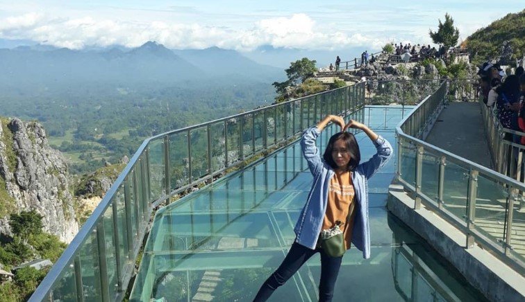 patung raksasa Yesus