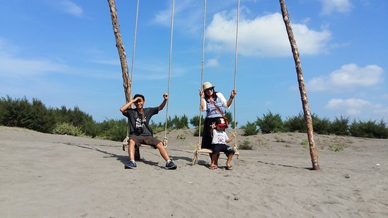 5 Tempat Unik dengan Aktivitas yang Menantang dan Mendebarkan di Pantai sekitar Yogyakarta 6 Gumuk Pasir Parangkusumo