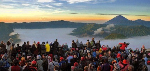Petualangan Gunung Bromo : Aktivitas Terbaik yang Harus Dilakukan di sekitar Gunung Bromo 6 Menyaksikan Sunset di Savana Bromo