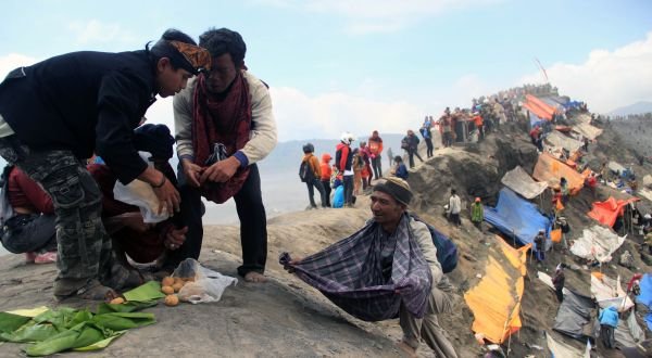 Petualangan Gunung Bromo : Aktivitas Terbaik yang Harus Dilakukan di sekitar Gunung Bromo 8 Ritual Tradisional Yadnya Kasada