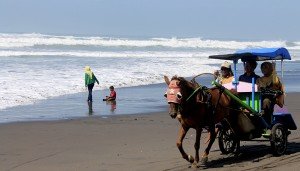 Nikmati Keindahan Pantai yang Syarat dengan Mitos Ratu Pantai Selatan 2 Delman Pantai Selatan