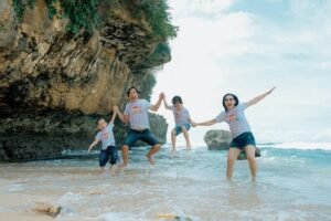 Pantai Baron, Pesona Hamparan Pasir Putih dan Muara Sungai 2 berswafoto di Pantai Baron