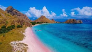Pantai Merah Muda (Pink Beach) di Pulau Komodo, Nusa Tenggara Timur (NTT) 5 Pantai Merah Muda (Pink Beach) di Pulau Komodo
