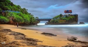 Pesona Pantai Kukup, Keindahan layaknya Tanah Lot Bali 3 Pesona Pantai Kukup